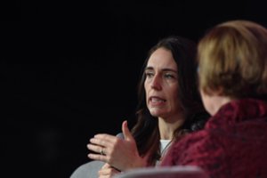 Naujosios Zelandijos premjerė išsakė griežtesnę poziciją Kinijos atžvilgiu