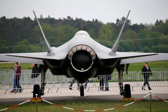 Baltijos šalių oro erdvę saugos italų naikintuvai F-35