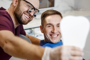 Gydytojas papasakojo, kaip tinkamai prižiūrėti implantus, norint juos išsaugoti kuo ilgiau