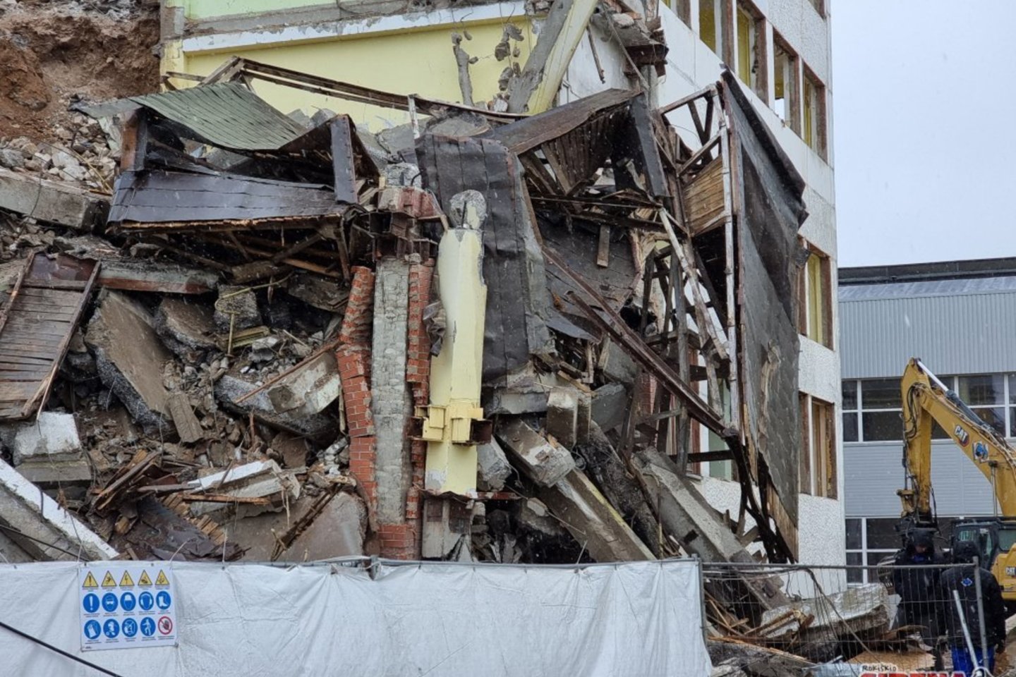  Pirmadienį Rokiškyje griaunant pastatą įvyko nelaimė.<br> Rokiskiosirena.lt nuotr.