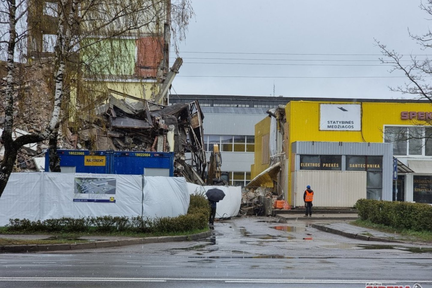  Pirmadienį Rokiškyje griaunant pastatą įvyko nelaimė.<br> Rokiskiosirena.lt nuotr.
