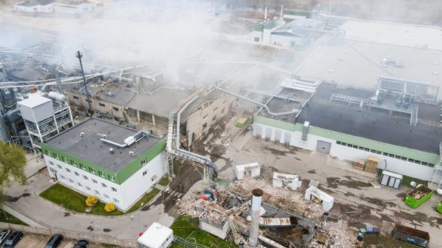 Dėl sprogimo Klaipėdos įmonėje ant kojų sukeltos visos tarnybos: darbą apsunkino nesaugios konstrukcijos