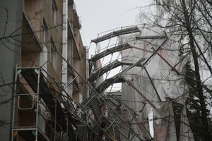Vilniuje smarkus vėjas nugriovė renovuojamo daugiabučio pastolius