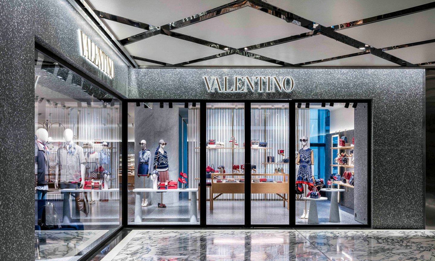 „Swarovski“ kristalų imperijos paveldėtoja V. Swarovski mados giganto nelaimėje nepaliko.<br> Scanpix nuotr.