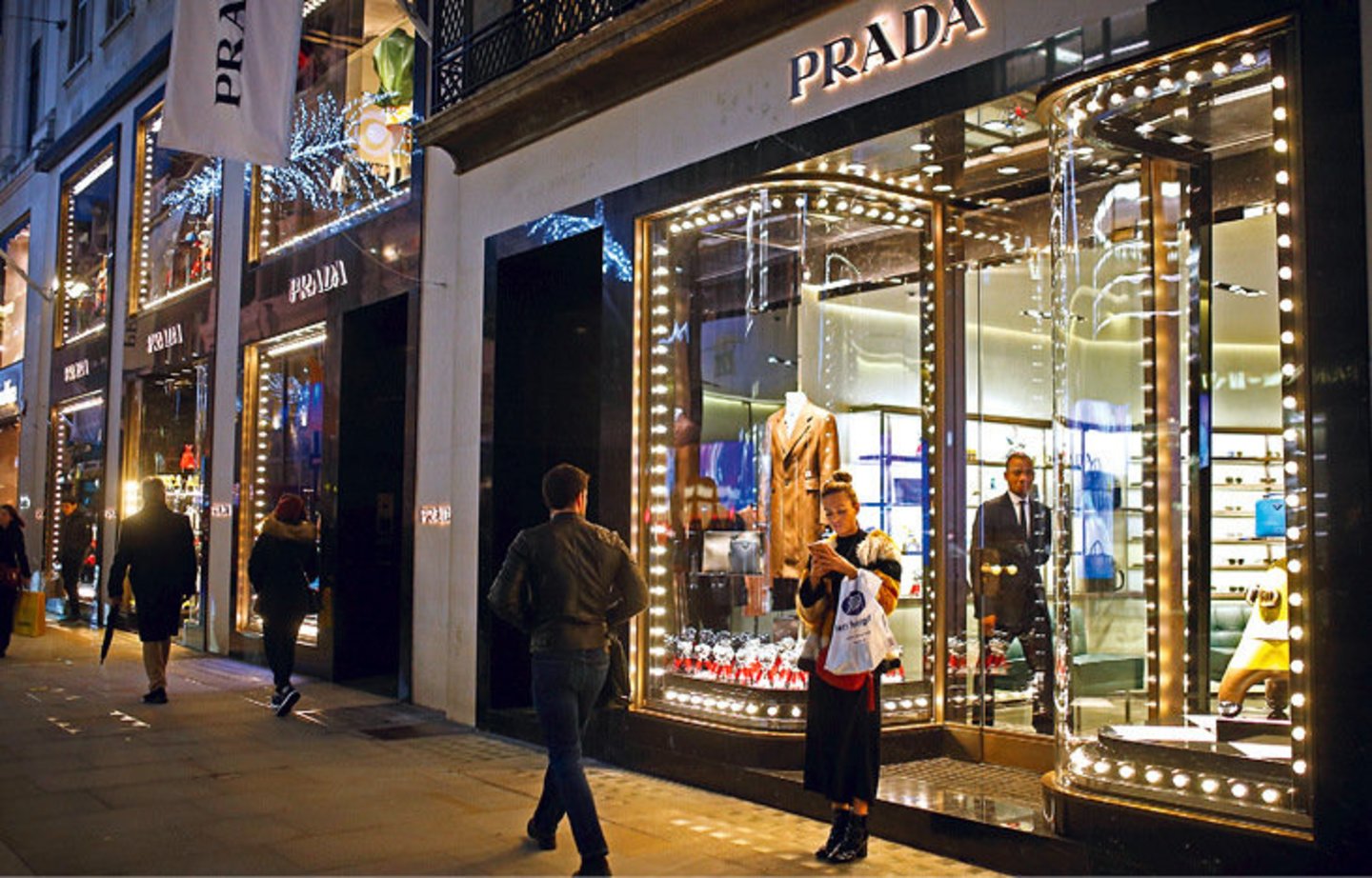 „Swarovski“ kristalų imperijos paveldėtoja V. Swarovski mados giganto nelaimėje nepaliko.<br> Scanpix nuotr.