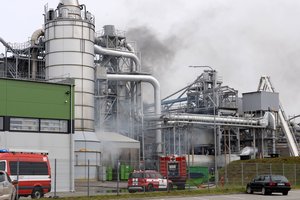 Po sprogimo „Vakarų medienos grupės“ įmonės pastate ugniagesiai nesitraukia: budėjo visą naktį