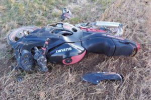 Girtas ir beteisis motociklininkas po avarijos skuodė laukais: gresia didžiulės baudos