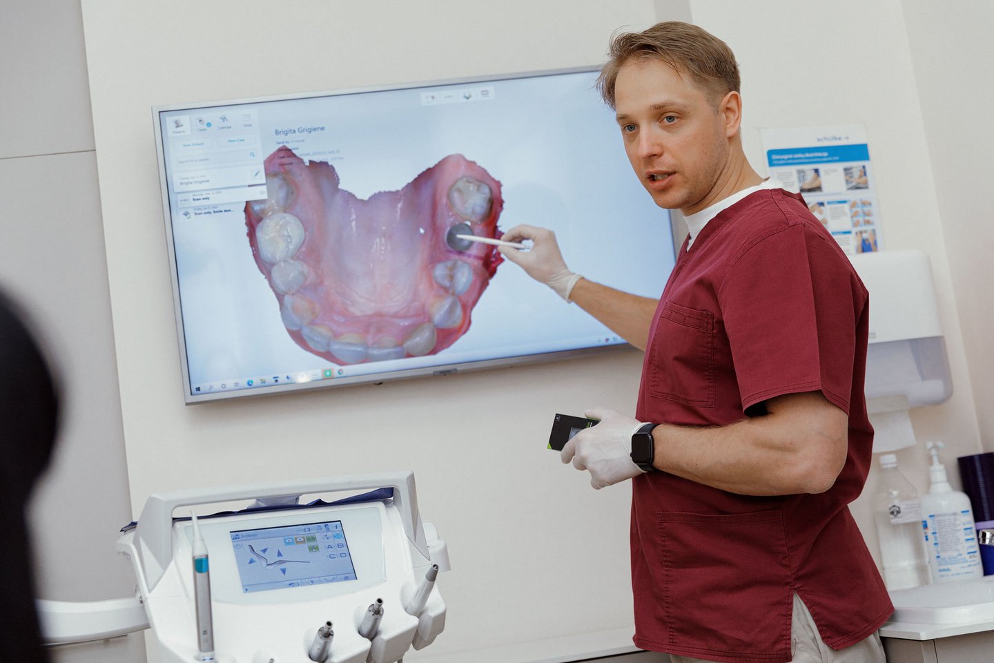 „Albodent“ klinikos gydytojas odontologas-implantuojantis gydytojas Justinas Gaidys.<br>„Albodent“ nuotr.