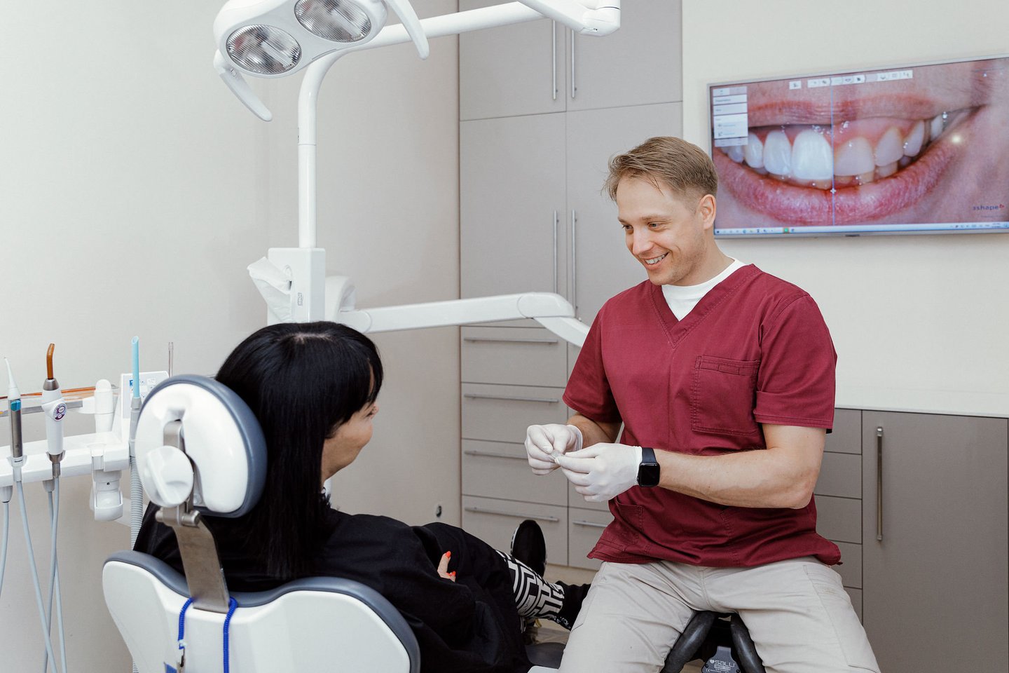 „Albodent“ klinikos gydytojas odontologas-implantuojantis gydytojas Justinas Gaidys.<br>„Albodent“ nuotr.