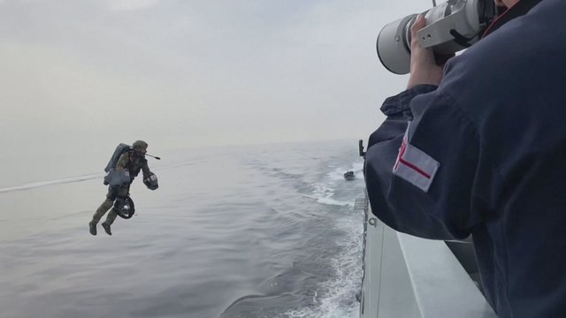 Jūrų pėstininkai išbando ateities technologijas: operacijas vykdo su reaktyviniais kostiumais