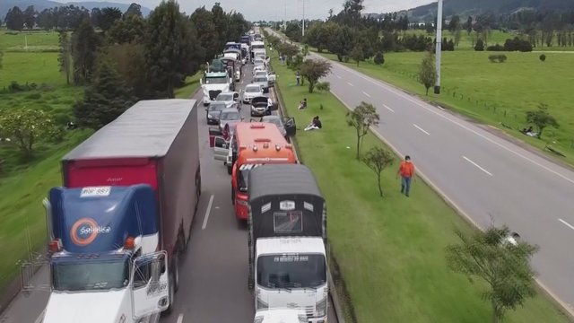 Kolumbijoje tęsiasi antivyriausybiniai protestai: šimtai vilkikų blokavo kelius į sostinę