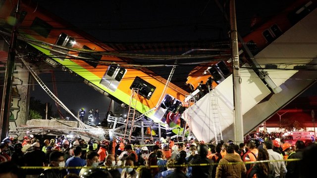 Tragedija Meksikos sostinėje: nuo tilto nulėkęs traukinys pasiglemžė mažiausiai 23 gyvybes
