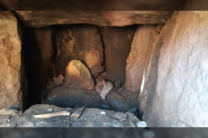 Tūkstančius metų nepaliestame kape atrasti žmogaus palaikai ir paslaptingas akmuo