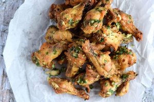 Malonus atradimas: česnakiniai vištienos peteliai su sūriu