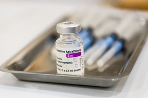 Vilnius didelių įmonių darbuotojus kviečia skiepytis „AstraZeneca“ vakcina