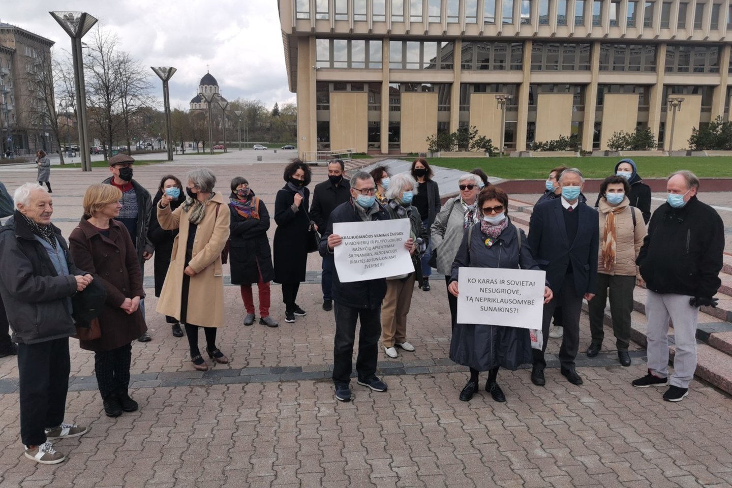 Nepriklausomybės aikštėje prie Seimo vyko paveldo laidotuvės su varžytynių elementais – protesto akcija.<br>R.Danisevičiaus nuotr.