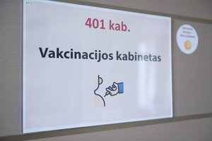 Marijampolė skiepijo senjorus ir juos atlydėjusius artimuosius: galvoja kartoti