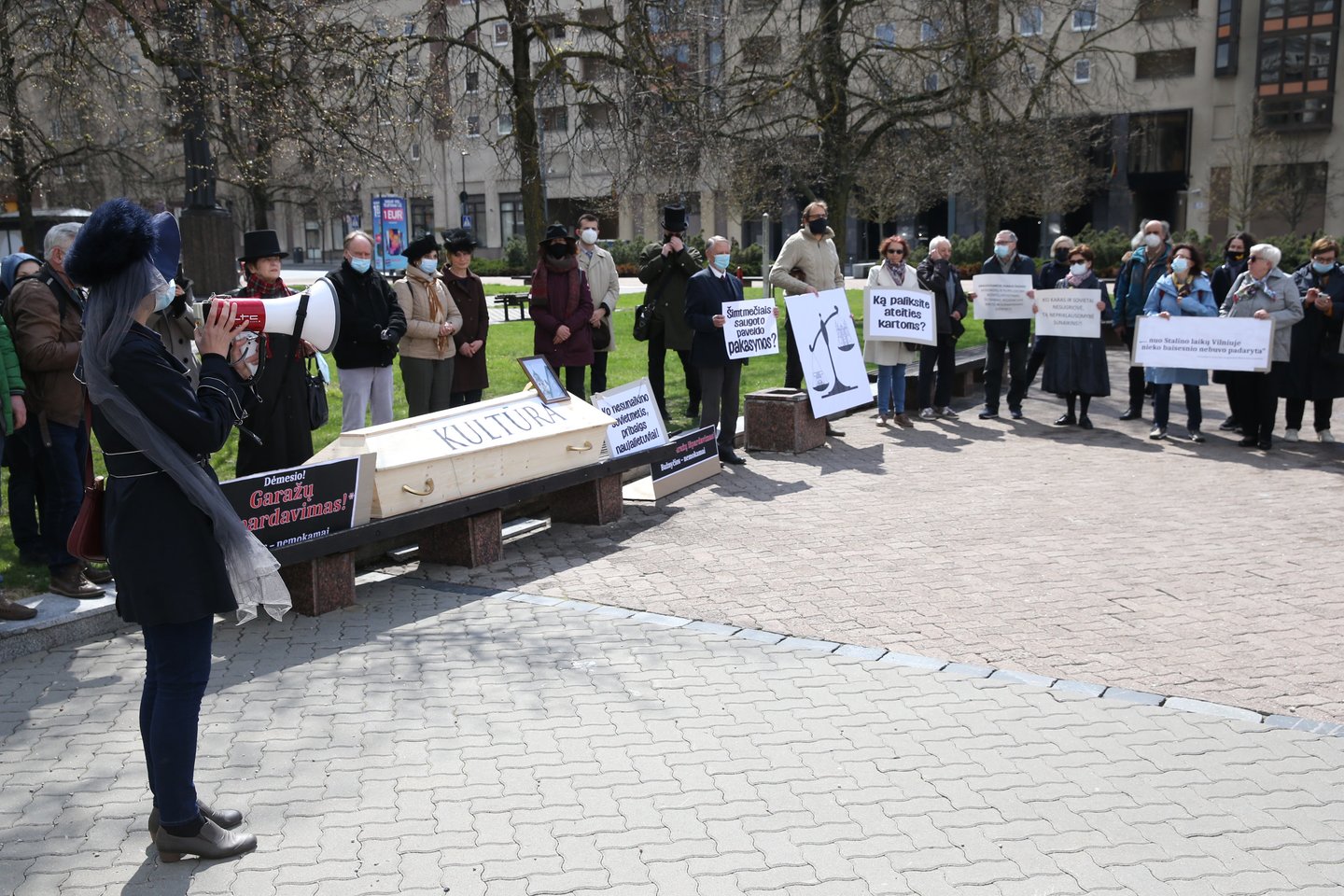 Nepriklausomybės aikštėje prie Seimo vyko paveldo laidotuvės su varžytynių elementais – protesto akcija.<br>R.Danisevičiaus nuotr.