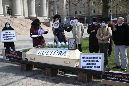 Aktyvios bendruomenės rinkosi į paveldo laidotuves – reiškė nepritarimą Seimo sprendimui