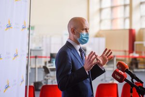 Latvijos vaistų agentūros direktorius nubaustas už COVID-19 vakcinų pirkimų nesėkmes