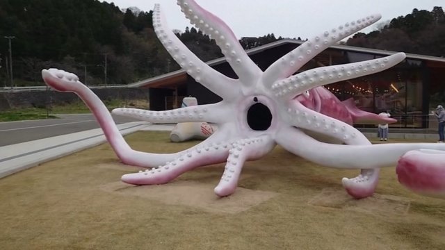 Kuriozas Japonijoje: kovai su koronaviruso padariniais skirti pinigai išleisti kalmaro statulai