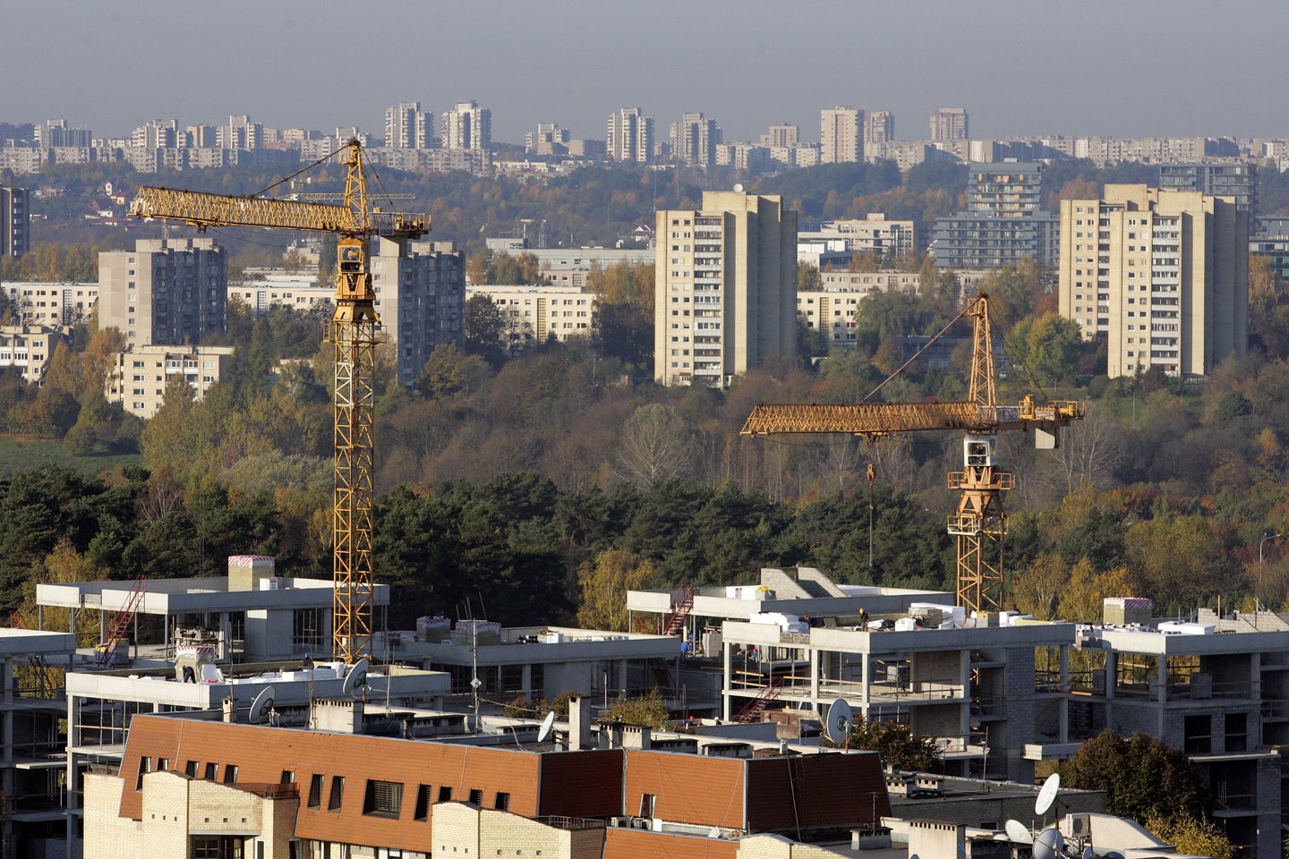Praėjusį mėnesį Vilniaus pirminė rinka užfiksavo dar didesnį rezervacijų skaičių: balandį susitarta dėl 1 142 naujų butų ir kotedžų pardavimo.<br>V.Balkūno nuotr.