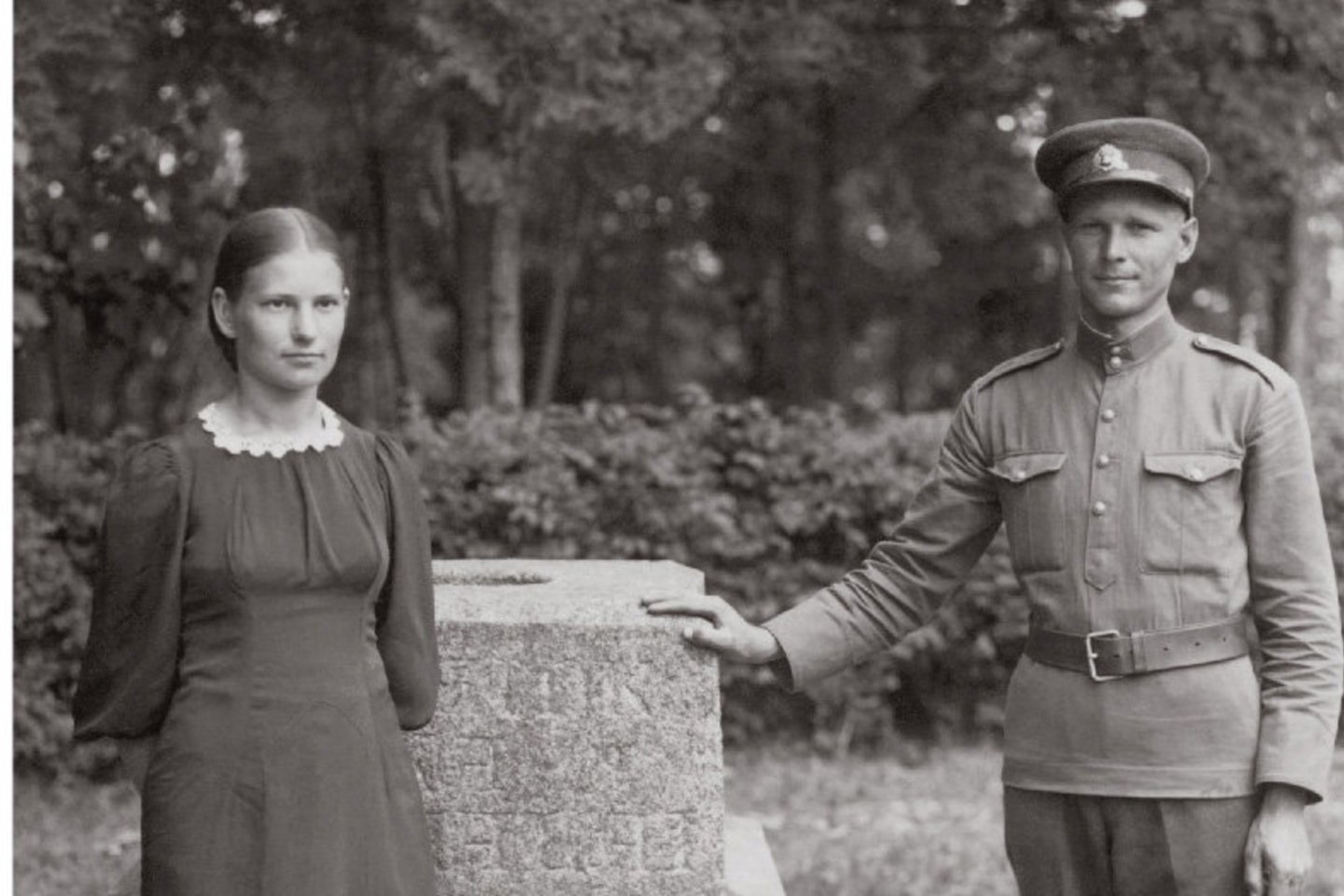 Karys Stasys Mikšta su Adele Čereškevičiūte, Simpatija. 1940 m. Kazimiero Griūšios nuotrauka (fragmentas).