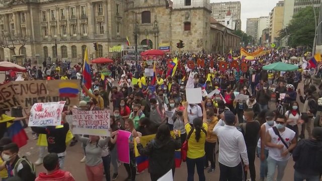 Aštunta antivyriausybinių protestų diena Kolumbijoje: naktį sostinėje prasiveržė smurtas