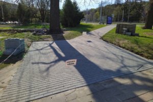 Kaimynai šokiruoti: vilnietė miesto viduryje apsitvėrė sau priklausančią sklypo dalį