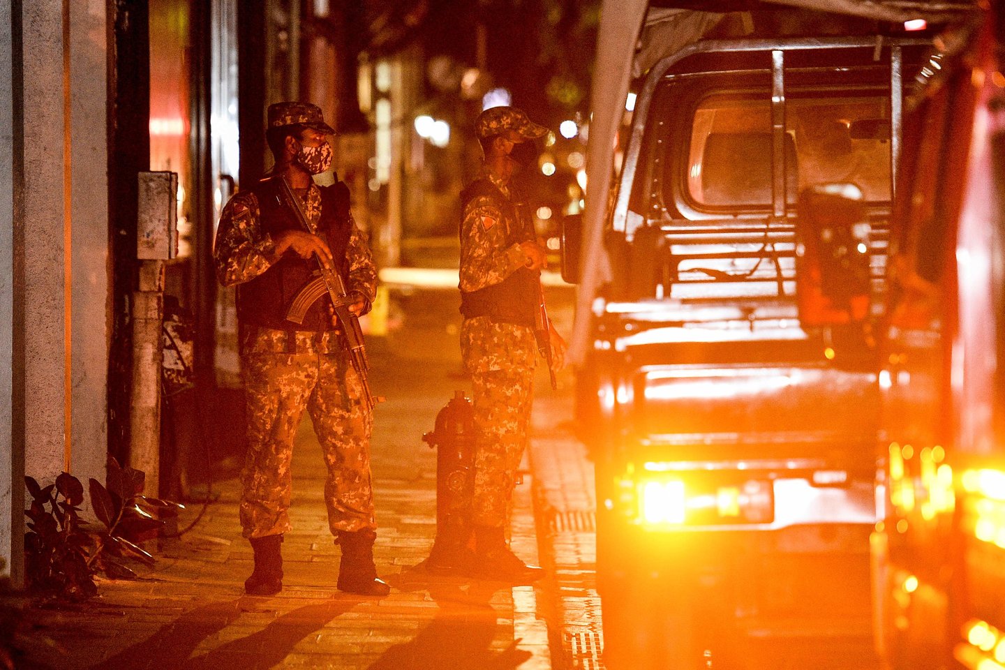  Ginkluoti policininkai ir saugumo pajėgos apsupo incidento vietą sostinėje Malėje. Šiuo metu atostogaujantis Maldyvų parlamentas po atakos sušaukė nepaprastąjį posėdį.<br> AFP/Scanpix nuotr.