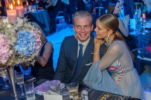 „Swarovski“ kristalų imperijos paveldėtoja V. Swarovski mados giganto nelaimėje nepaliko 