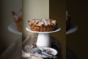 Rabarbarų trupiniuotis: pyragas, be kurio pavasaris neįsivaizduojamas