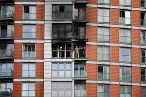 Londono daugiaaukštyje kilęs gaisras vėl kelia nerimą dėl pastatų apdailos