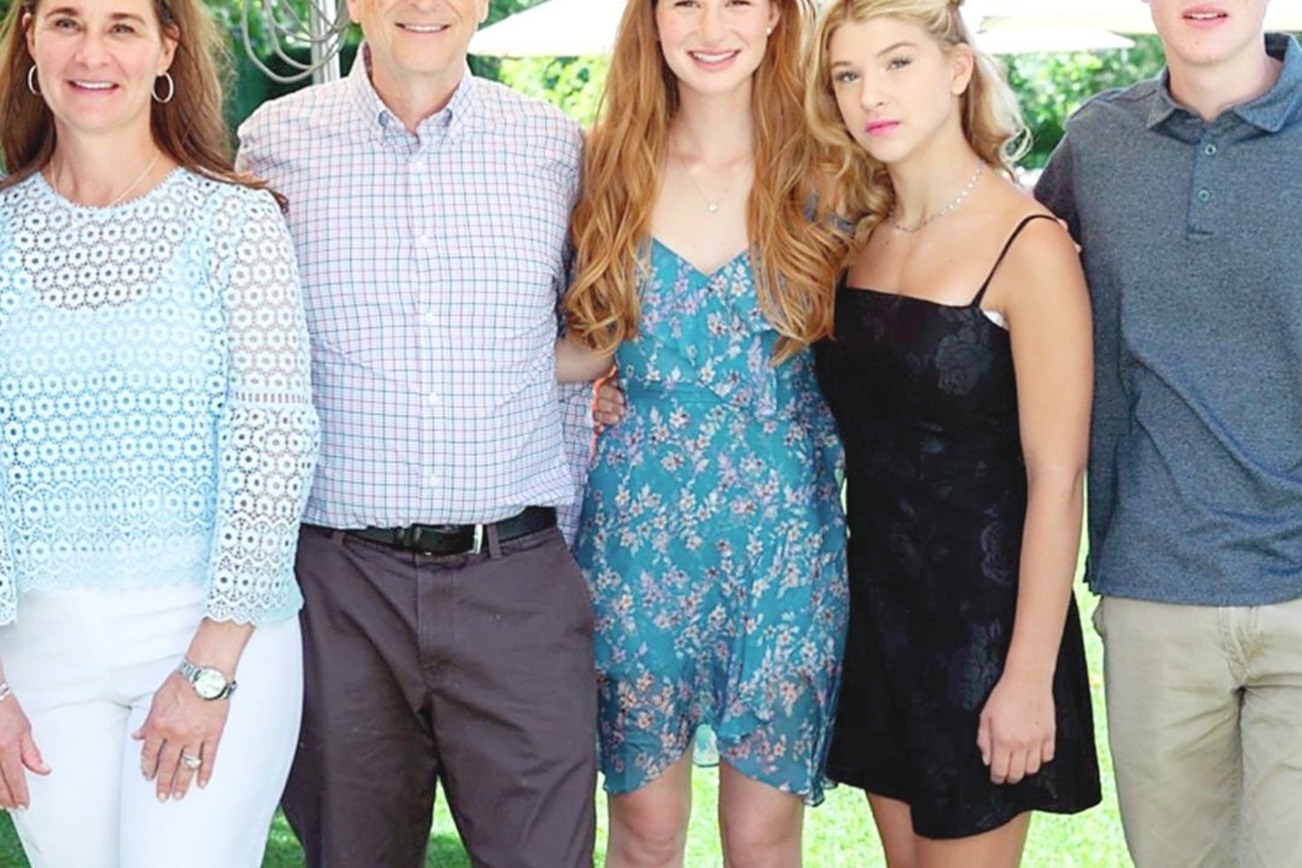 Visi drauge: Billas su Melinda ir trys jų vaikai – Jennifer, Rory bei Phoebe.<br>„Instagram“ nuotr.
