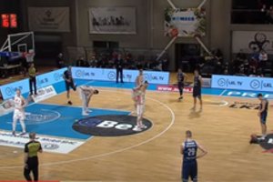 „Cbet“ ekipos akibrokštas vadovybei – dėl nemokamų algų krepšininkai per LKL mačą surengė protesto akciją