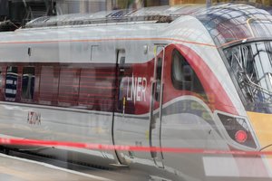 Jungtinėje Karalystėje greituosiuose traukiniuose aptikus įtrūkimų sutriko susisiekimas geležinkeliais