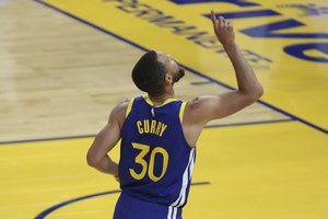 Iš kitos galaktikos: S. Curry įsmeigė 11 tritaškių vos per 29 minutes