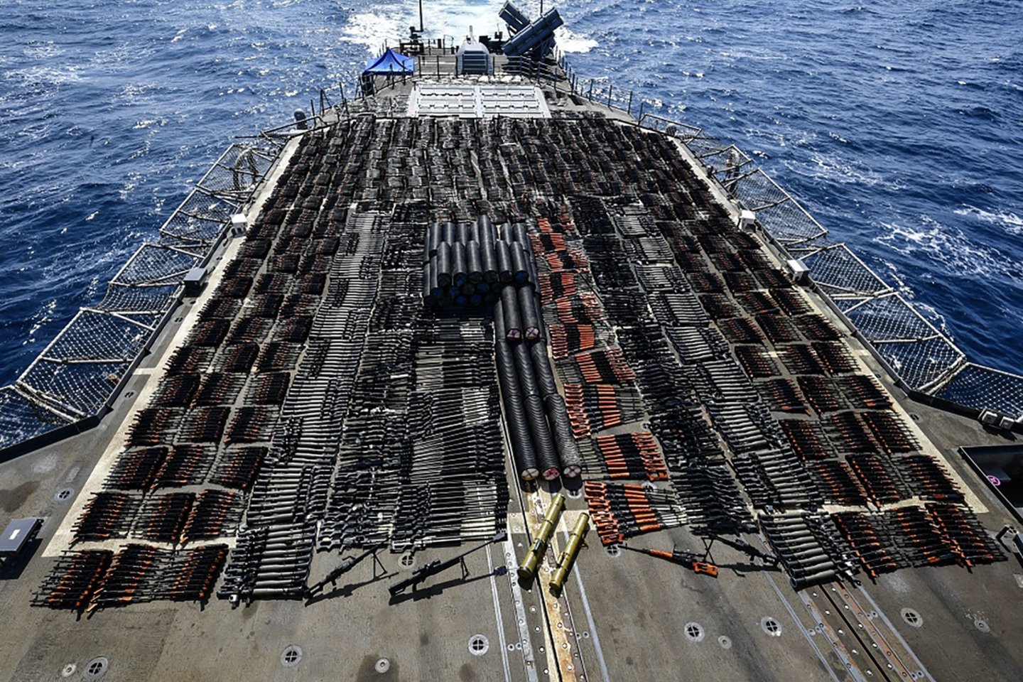  JAV karinis laivas Arabijos jūroje sulaikė didelę ginklų siuntą.<br> AFP/Scanpix nuotr.