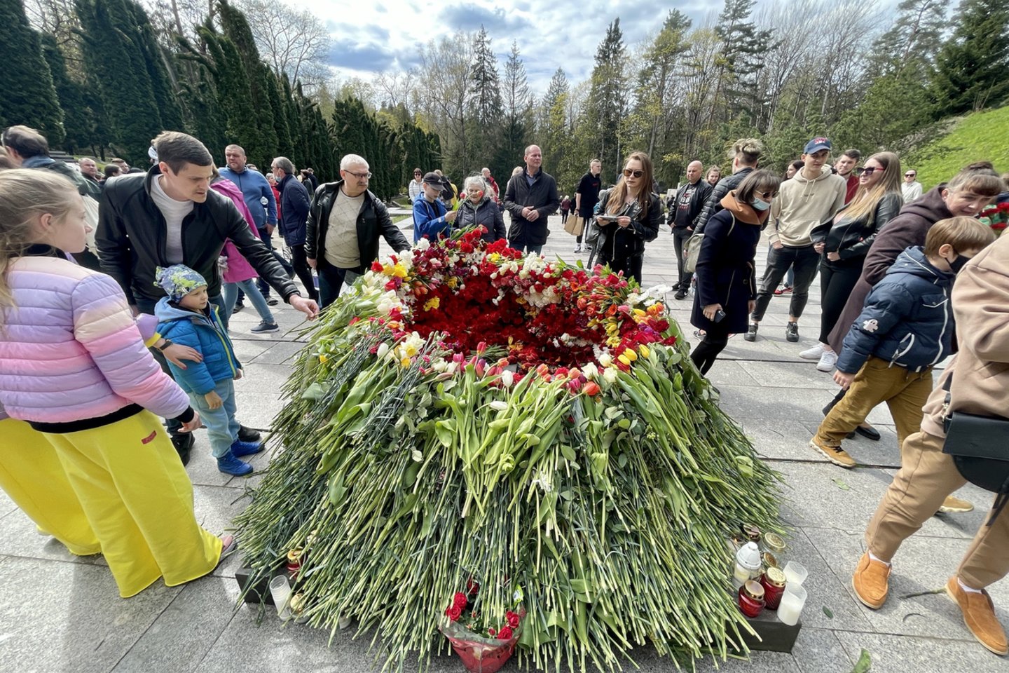 Į gegužės 9-ąją švenčiamą Pergalės dieną prie sovietų kareiviams skirto memorialo susirinko apie tūkstantis vilniečių.<br>V.Ščiavinsko nuotr.