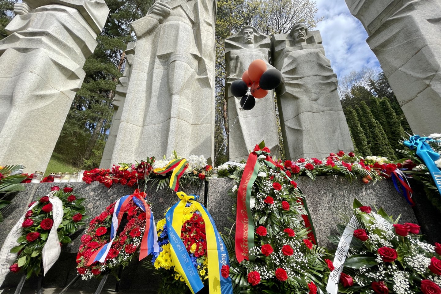 Į gegužės 9-ąją švenčiamą Pergalės dieną prie sovietų kareiviams skirto memorialo susirinko apie tūkstantis vilniečių.<br>V.Ščiavinsko nuotr.