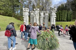 Antakalnio kapinėse – minios sovietų karių gerbėjų: skamba dainos ir šūkiai