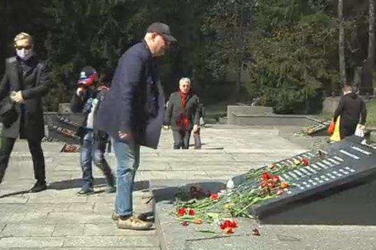 Antakalnio kapinėse pagerbtos Antrojo pasaulinio karo aukos: virusu užsikrėsti susirinkusieji nebijo