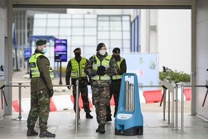 Vyriausybės ekspertų taikiklyje – dar rimtesni karantino laisvinimai ir „AstraZeneca“ vakcinų klausimas