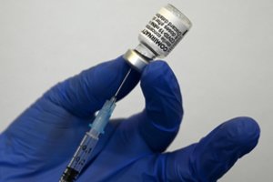 „BioNTech“: neturima įrodymų, kad vakciną reikia adaptuoti dėl naujų koronaviruso variantų