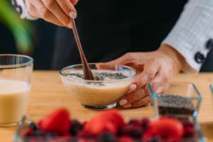 Išaiškino, koks maistas lengvina COVID-19 ligos pasekmes