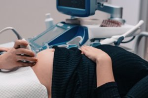 Klaipėdoje medikės po cezario pjūvio gimdyvės pilve paliko tai, ko neturėjo: klaidą slėpė, klastojo dokumentus