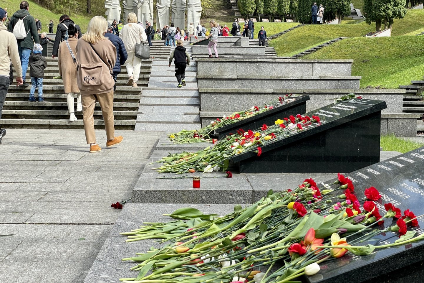  Užvakar minint sovietinę Pergalės dieną Vilniuje prie sovietų kariams skirto memorialo vėl buvo dedami vainikai.<br>V.Ščiavinsko nuotr.