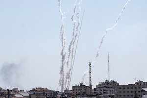 Izraelio kariuomenė sako po raketų atakų smogusi 130 taikinių Gazos Ruože