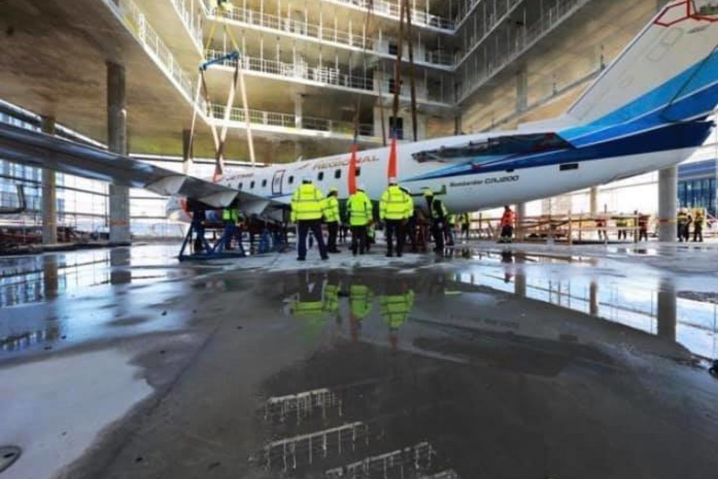 Užfiksuota ypatinga akimirka – realaus dydžio lėktuvas leidžiamas į pastato vidų.<br>G. Žiemelio nuotr.