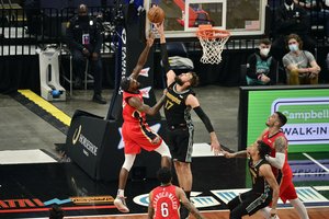 J. Valančiūnas dvigubu dviženkliu ir penkiais blokais užtikrino „Grizzlies“ ekipai sezono pratęsimą